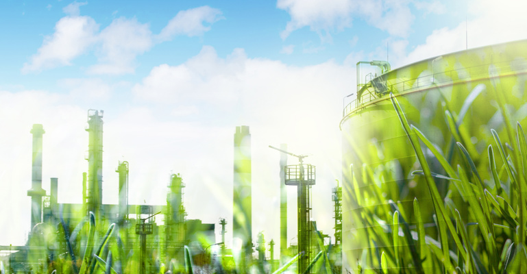 Fabrik mit grünem Gras und blauem Himmel