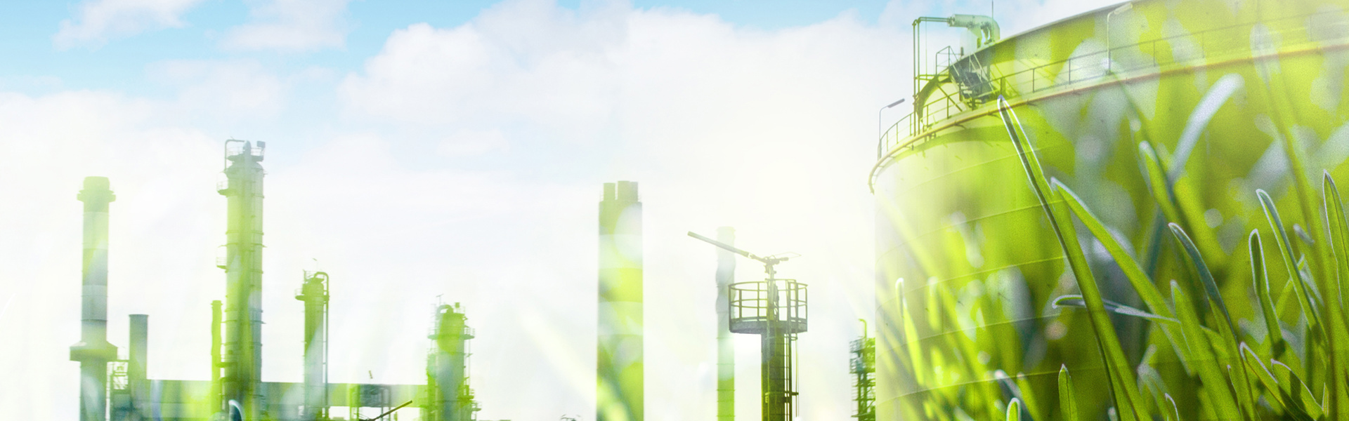 Fabrik mit grünem Gras und blauem Himmel
