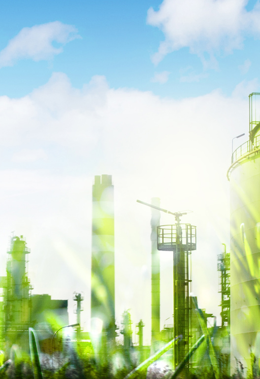 Fabrik mit grünem Gras und blauem Himmel