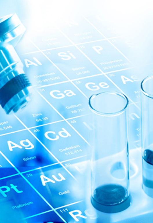  Wissenschaftler, der blaue Flüssigkeit in Reagenzgläser tropft, Mikroskop, Periodensystemhintergrund im Labor. Wissenschaftliches oder chemisches Forschungs- und Entwicklungskonzept
