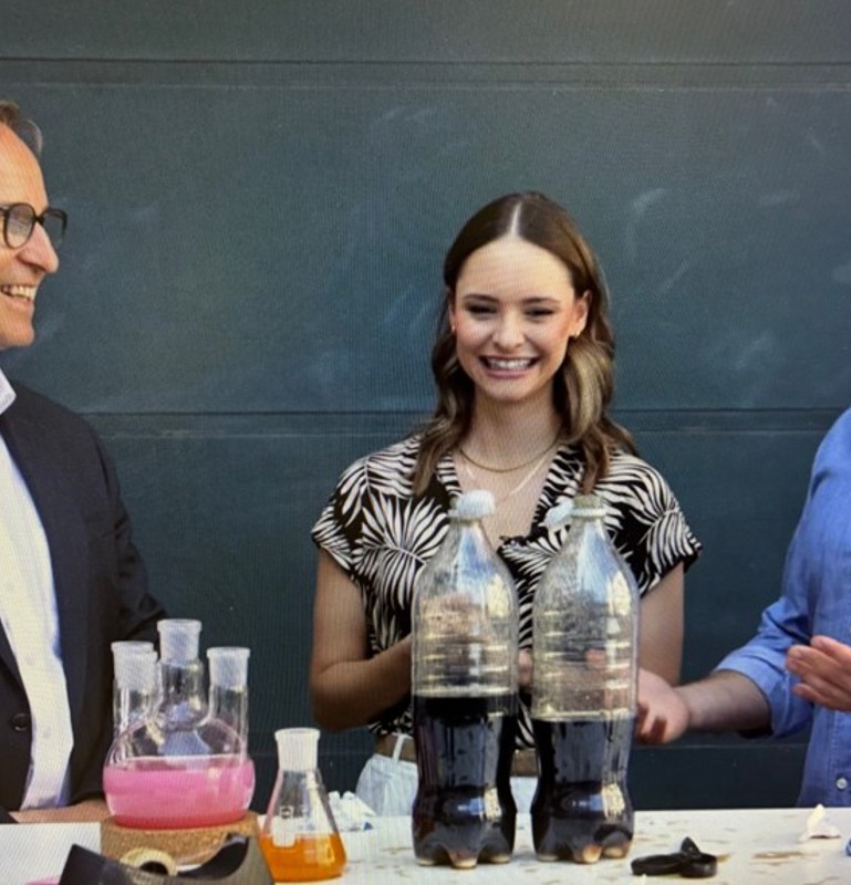  Café PULS-Moderatoren Julia und Jakob mit FCIO-Obmann Ulrich Wieltsch