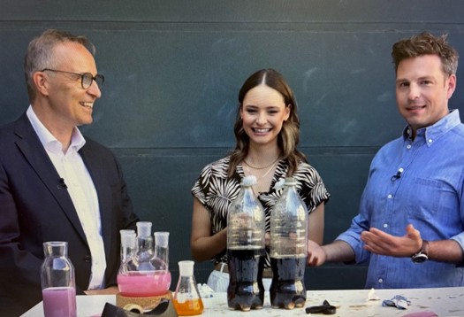  Café PULS-Moderatoren Julia und Jakob mit FCIO-Obmann Ulrich Wieltsch