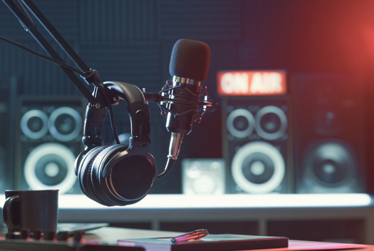 Kopfhörer und Mikrofon am Radiosender