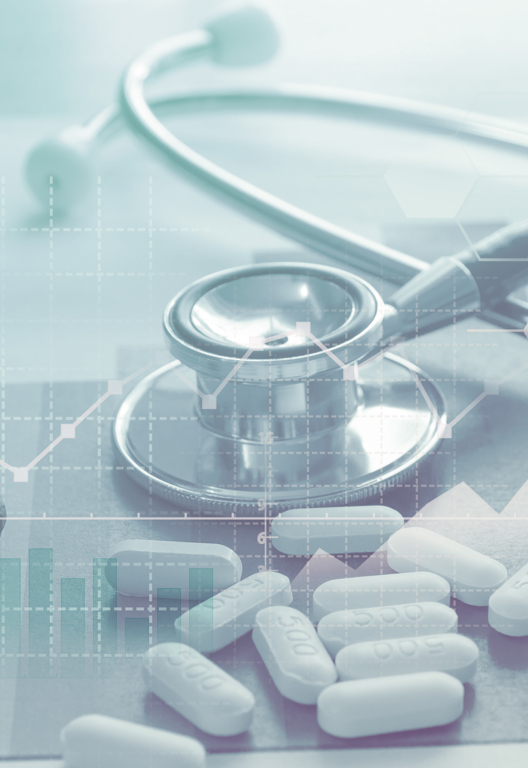 Stetoskop und Tabletten vor einer Computer-Tastatur