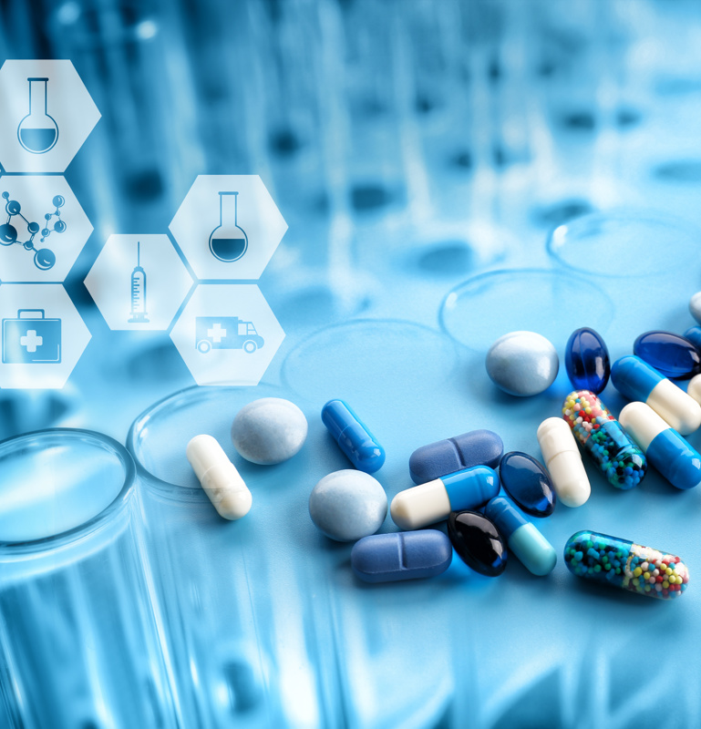 Reagenzgläser mit Pillen und medizinischen Symbolen als Konzept der Gesundheitsversorgung