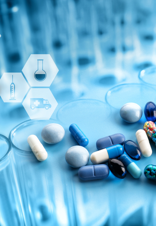 Reagenzgläser mit Pillen und medizinischen Symbolen als Konzept der Gesundheitsversorgung