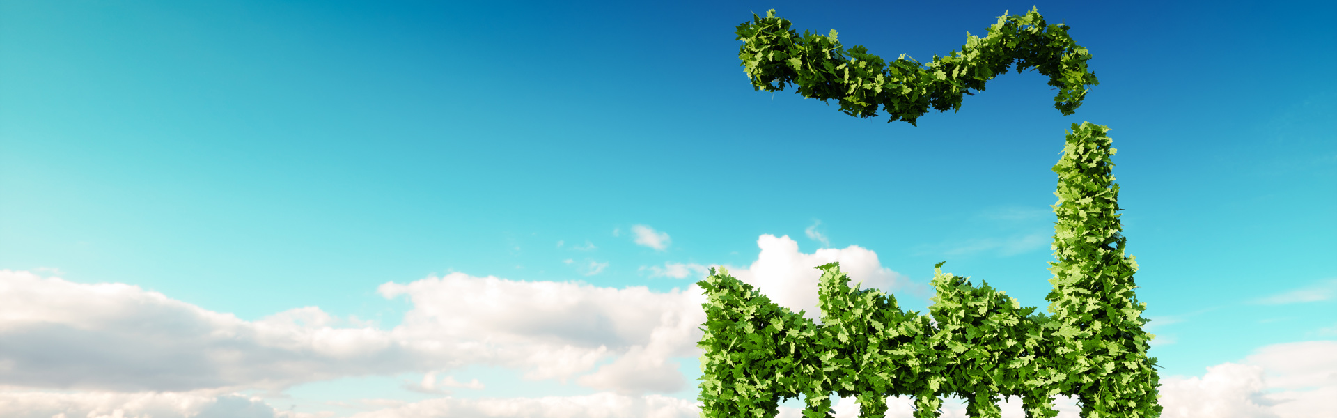 grüne Fabrik auf grünen Rasen mit blauem Himmel