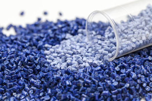 hellblaue und dunkelblaue Kunststoffgranulate